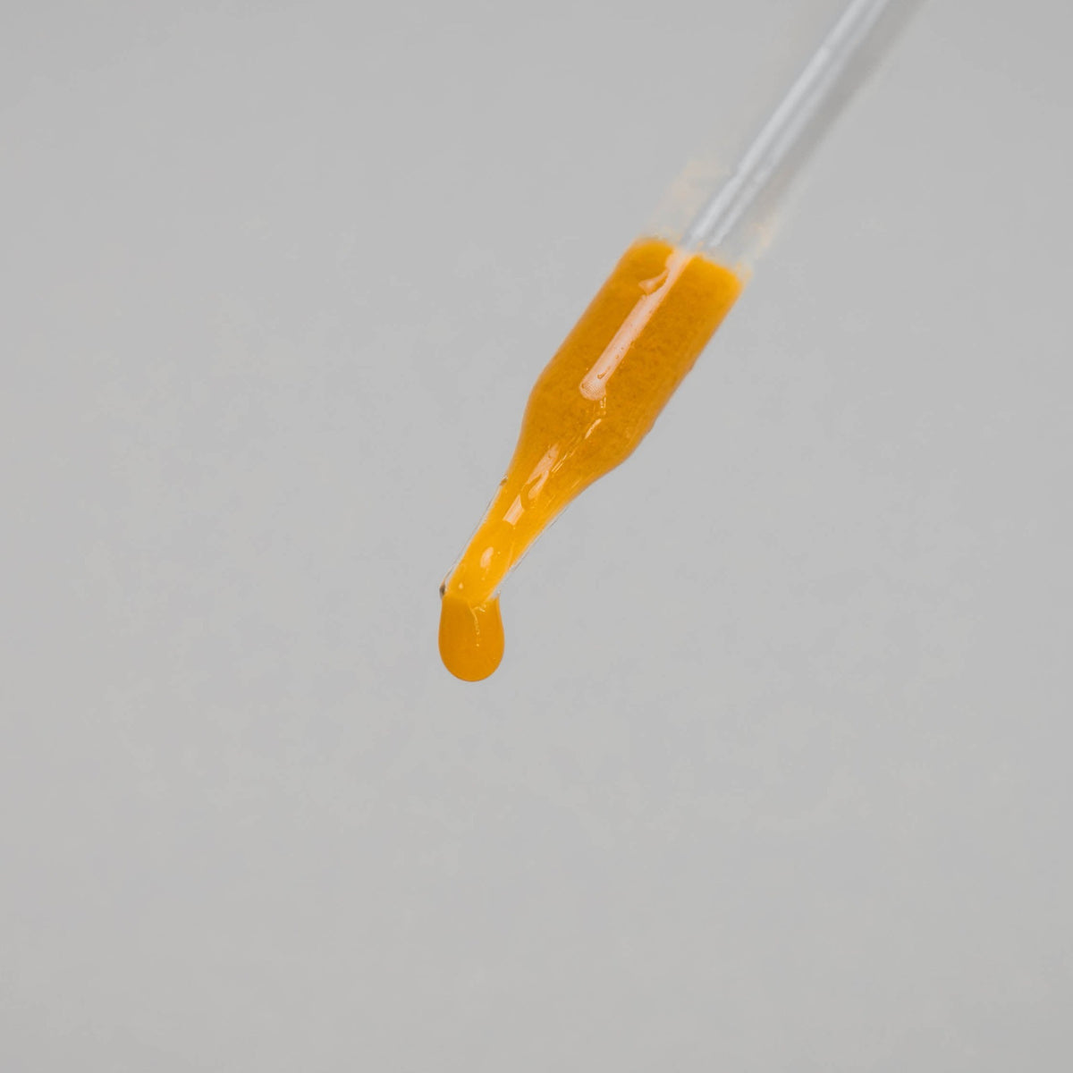 Orange drop of Zuma Nutrition Fulvic Acid & Trace Ocean Minerals on a dropper